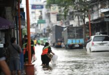 Inwoners van Groot-Bangkok hebben nog steeds te maken met overstromingen als gevolg van hoge zeewaterstijging in de Chao Praya-rivier