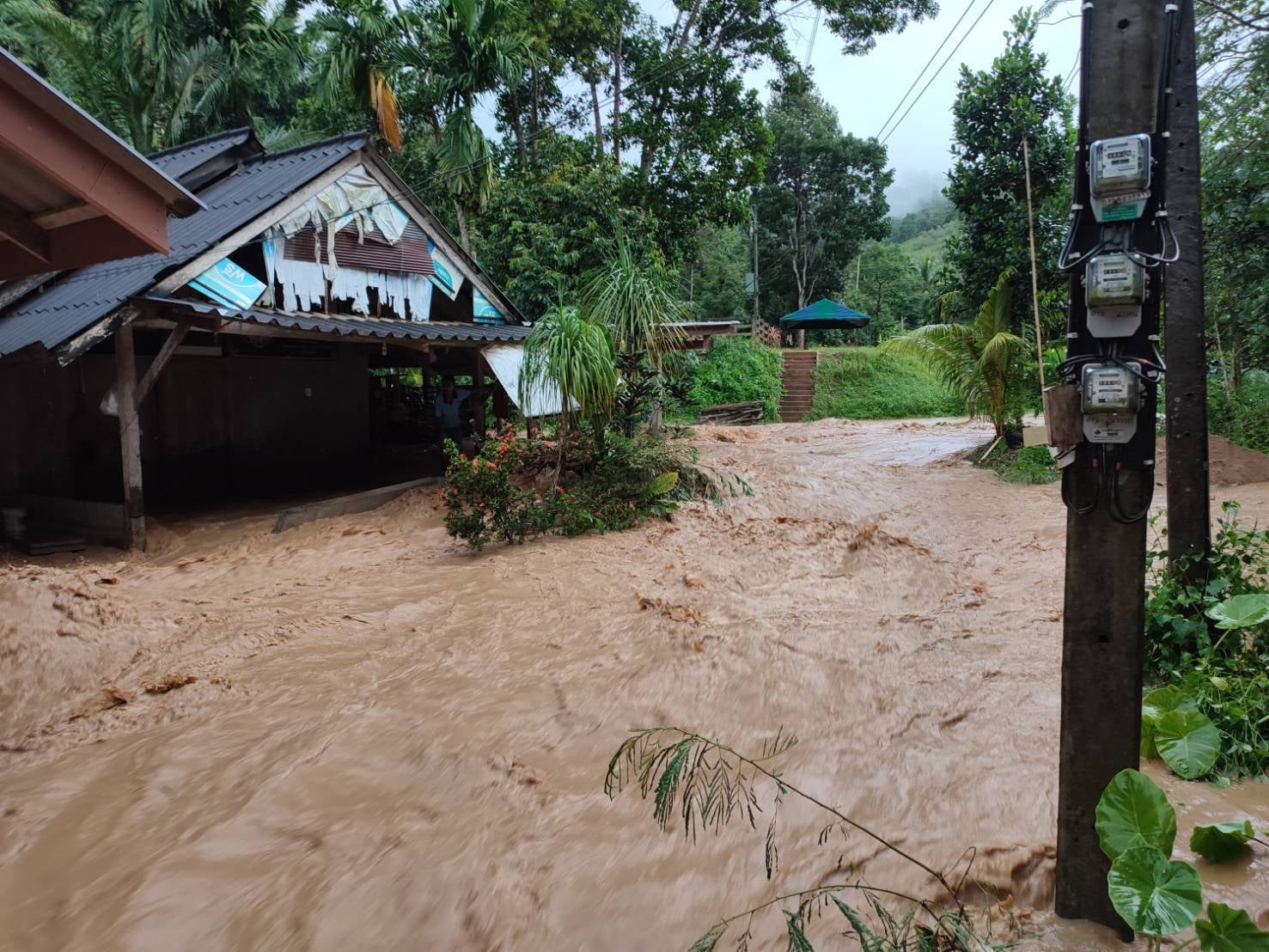 Thailand's Disaster Prevention Department waarschuwt voor aanhoudende plotselinge overstromingen en overstromingen in veel gebieden in het land