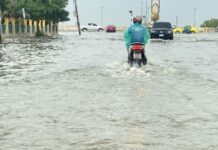 Chonburi-wegen ondergelopen na recente regen en zeespiegelstijging
