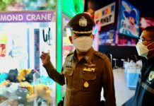 De politie van Chonburi zet het optreden tegen kraanmachinespellen in het winkelcentrum Bang Saen voort