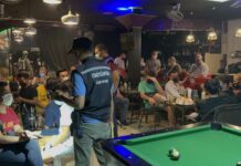 De politie van Banglamung valt vanmorgen vroeg in totaal zeven naar verluidt illegaal geopende uitgaansgelegenheden in Pattaya binnen