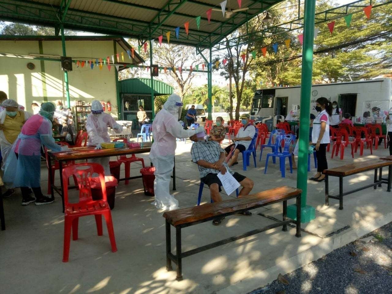 Chonburi kondigt 334 nieuwe en bevestigde gevallen van Covid-19 en één nieuwe dood aan