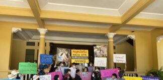 Groep Thaise ouders protesteert bij het Thaise ministerie van Onderwijs tegen verplichte Covid-19-tests en gezichtsmaskers voor studenten