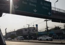 74-jarige man zwaargewond nadat hij werd aangereden door een motorfiets terwijl hij de weg overstak onder een voetgangersbrug in Chonburi