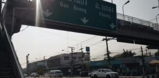 74-jarige man zwaargewond nadat hij werd aangereden door een motorfiets terwijl hij de weg overstak onder een voetgangersbrug in Chonburi
