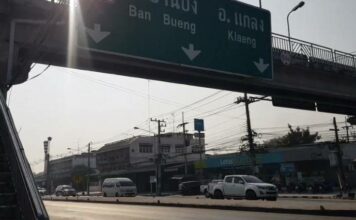 74-jarige man zwaargewond nadat hij werd aangereden door een motorfiets terwijl hij de weg overstak onder een voetgangersbrug in Chonburi