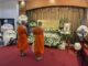 Geordende politieagent betrokken bij dodelijk ongeval vrouwelijke arts op zebrapad Bangkok betuigt zijn respect gisteren op haar begrafenis