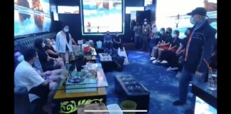 Pattaya-kroeg om 5:00 uur binnengevallen wegens vermeende overtreding van de Covid-19-regels, 8 Chinese en Thaise staatsburgers testten naar verluidt positief op drugs