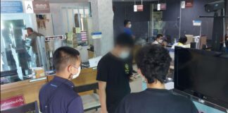 Verdachten gearresteerd in Chonburi wegens vermeende exploitatie van illegale online gokwebsites die meer dan 100 miljoen baht genereren