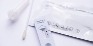 De Thaise overheid begint met de verkoop van Covid-19-antigeentestkits voor 35 baht bij de officiële apotheken, die naar verluidt volgende week online beschikbaar zijn