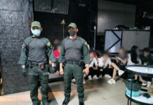 Politie arresteert uitgaansgelegenheid in Pattaya wegens opening na wettelijke sluitingstijd, 15 mensen testen positief op illegale drugs