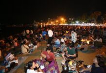 Ambtenaren van de stad Pattaya zeggen dat Fireworks Festival 400,000 bezoekers trok, en beloven problemen met het publiek op te lossen voor toekomstige evenementen zoals New Year's Countdown