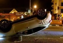 De bedwelmde eigenaar van een bierbar ontsnapt zonder verwondingen na een crash en kanteling van haar auto in Pattaya