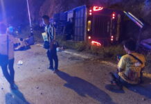 Minstens drie doden en 44 gewonden nadat bus met Myanmarese arbeiders naar Songkhla is gekanteld in Tak