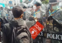 Demonstranten botsen met de oproerpolitie bij het Democracy Monument in Bangkok
