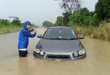 Zware regenval richt grote schade aan in Pattaya en beschadigt voertuigen van toeristen